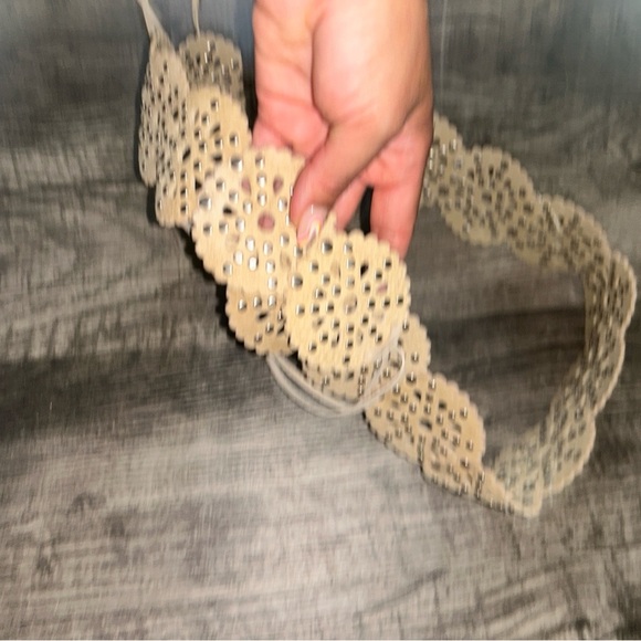 Elegant Beige Floral Cutout Belt - Picture 2 of 3